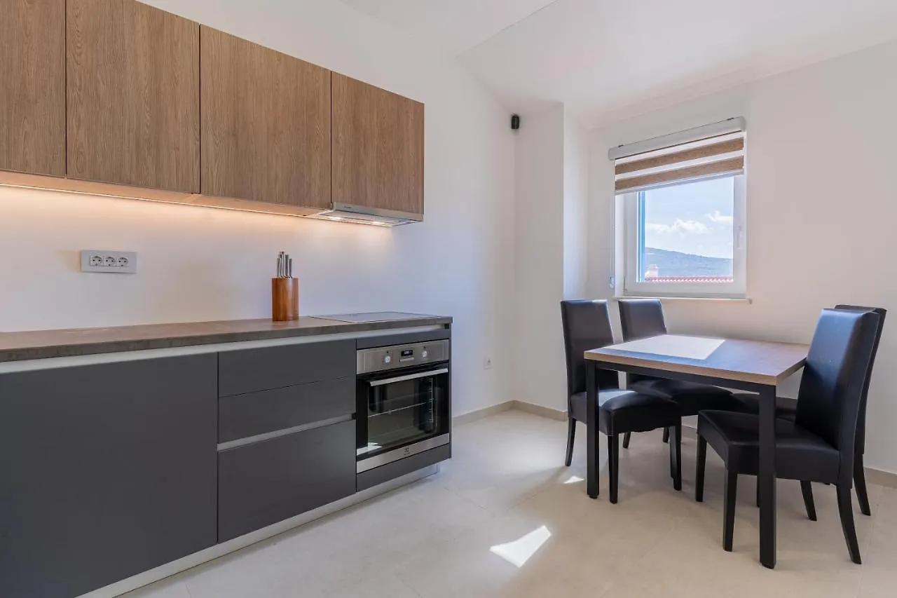 Season Surprise Apartment Cres
