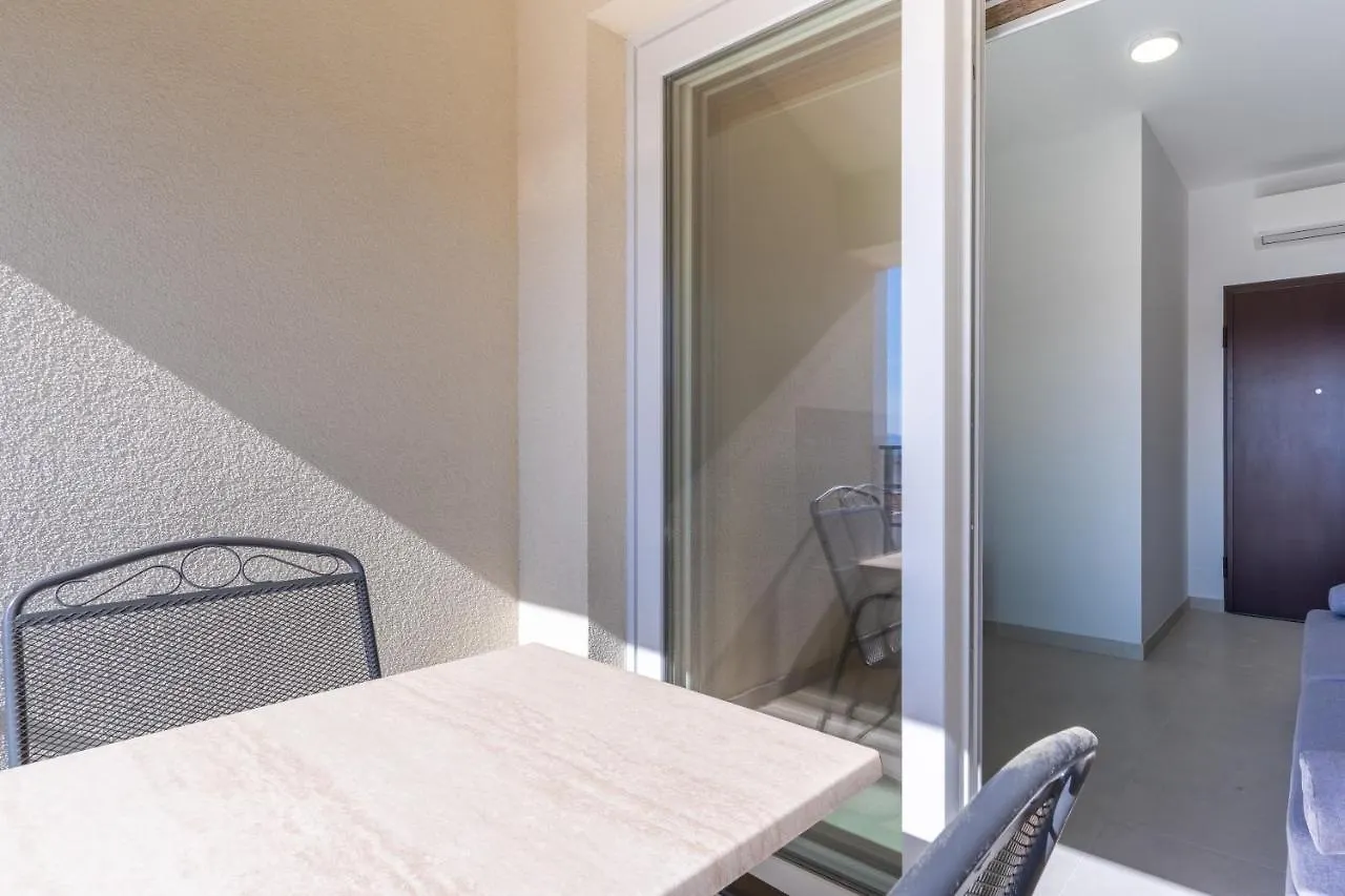 Season Surprise Apartment Cres